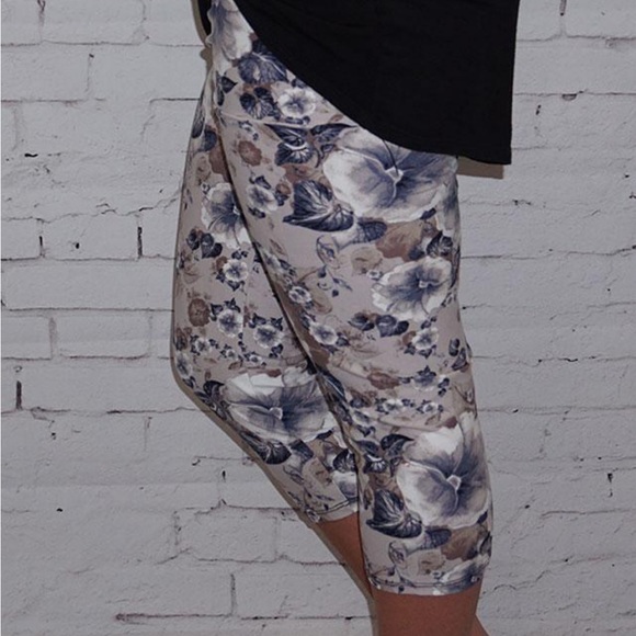 Capris Women’s Plus/Curvy 12-20 Elastic Waistband Smoked Out Floral Pattern - Picture 8 of 8